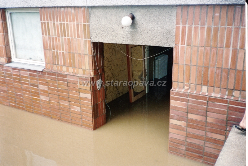 skody1997 (9).jpg - Povodně 1997, škody - boční vstup do ZŠ E.Beneše